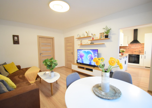 VEĽMI PEKNÝ, KVALITNE ZREKONŠTRUOVANÝ 3-IZBOVÝ BYT (70 M2)V RUŽINOVE VO VÝBORNEJ LOKALITE PLNEJ ZELENE