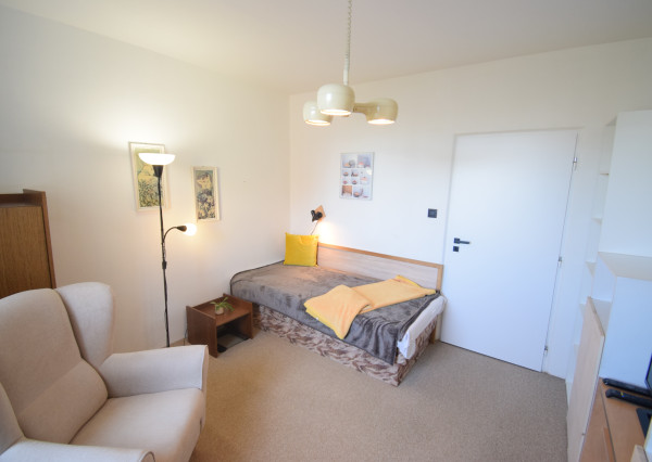 PRENÁJOM IZBY V 3 IZBOVOM BYTE NA AZALKOVEJ ULICI