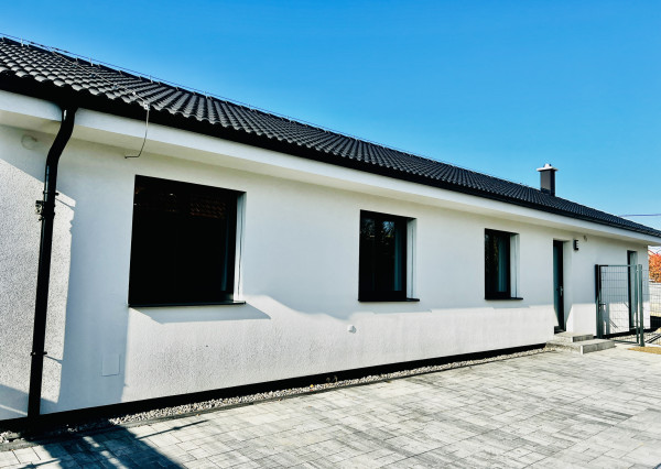 VEĽMI PEKNÝ, PRIESTRANNÝ 4-IZBOVÝ BUNGALOV V KVALITNOM ŠTANDARDE AJ S KUCHYŇOU A SPOTREBIČMI(126M2), POZEMOK 360M2, TERASA AJ KOMPLET OPLOTENIE V CENE A ĎALŠIE BENEFITY