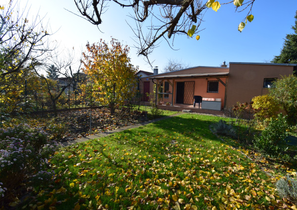 CELOROČNE OBÝVATEĽNÁ 2- IZBOVÁ CHATA SO SÚPISNÝM ČÍSLOM, S TERASOU, PARKOVACÍMI MIESTAMI A KRÁSNOU ZÁHRADOU