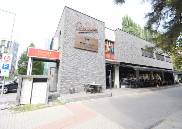 KOMERČNÉ  PRIESTORY S PARKOVANÍM NA   TRNAVSKEJ CESTE - PRI ZIMNOM ŠTADIÓNE