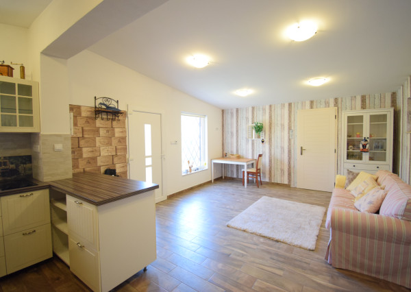 CELOROČNE OBÝVATEĽNÁ 2- IZBOVÁ CHATA SO SÚPISNÝM ČÍSLOM  S TERASOU, PARKOVACÍMI MIESTAMI A KRÁSNOU ZÁHRADOU