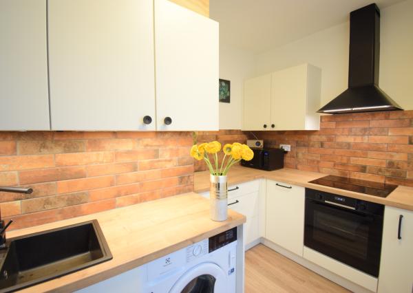 VEĽMI PEKNÝ, KVALITNE ZREKONŠTRUOVANÝ 3-IZBOVÝ BYT (70 M2)V RUŽINOVE VO VÝBORNEJ LOKALITE PLNEJ ZELENE