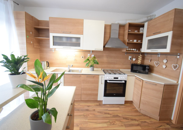 PREDAJ ÚTULNÉHO 2 IZBOVÉHO BYTU V TEHLOVOM BEZBARIEROVOM DOME S BALKÓNOM A PIVNICOU