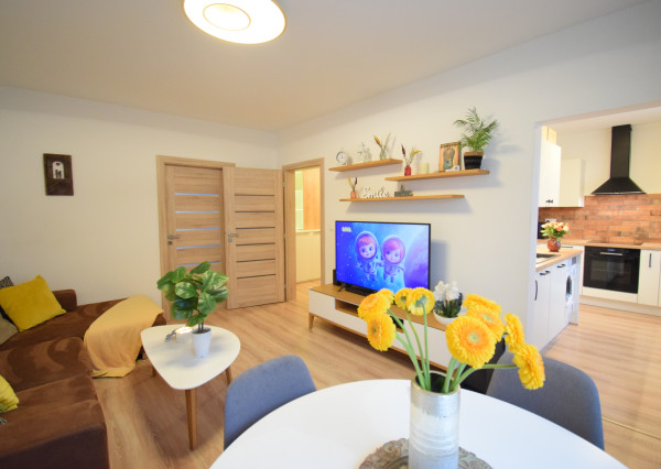 VEĽMI PEKNÝ, KVALITNE ZREKONŠTRUOVANÝ 3-IZBOVÝ BYT (70 M2)V RUŽINOVE VO VÝBORNEJ LOKALITE PLNEJ ZELENE