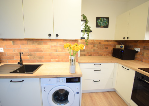 VEĽMI PEKNÝ, KVALITNE ZREKONŠTRUOVANÝ 3-IZBOVÝ BYT (70 M2)V RUŽINOVE VO VÝBORNEJ LOKALITE PLNEJ ZELENE