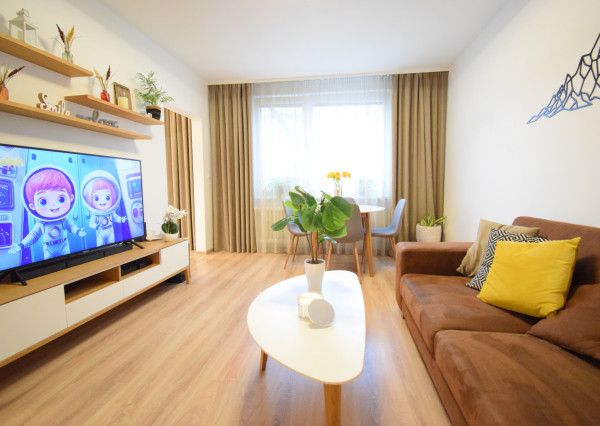 REZERVOVANÉ - VEĽMI PEKNÝ, KVALITNE ZREKONŠTRUOVANÝ 3-IZBOVÝ BYT (70 M2)V RUŽINOVE VO VÝBORNEJ LOKALITE PLNEJ ZELENE