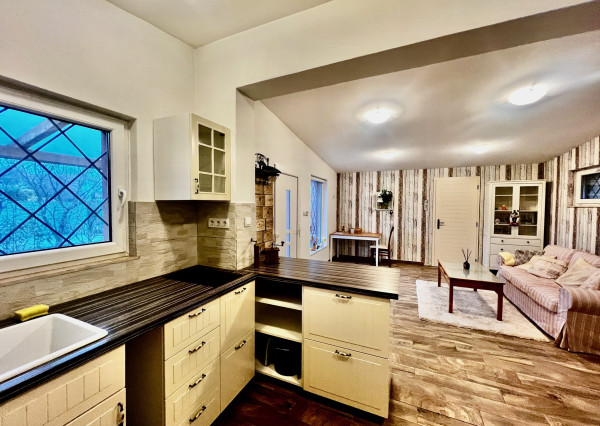 CELOROČNE OBÝVATEĽNÁ 2- IZBOVÁ CHATA SO SÚPISNÝM ČÍSLOM, S TERASOU, PARKOVACÍMI MIESTAMI A KRÁSNOU ZÁHRADOU