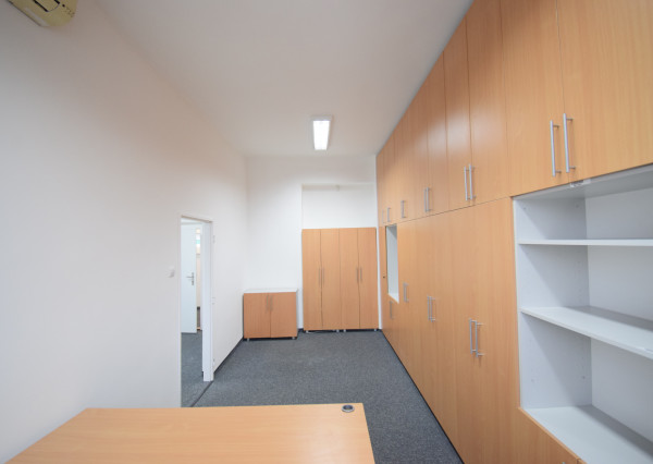 PRENÁJOM POSLEDNÝCH DVOCH ZARIADENÝCH KANCELÁRIÍ S PARKOVACÍMI MIESTAMI - FREKVENTOVANÁ IVANSKÁ CESTA