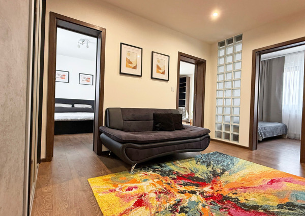 VEĽMI PEKNÝ, KVALITNE ZREKONŠTRUOVANÝ 4-IZBOVÝ BYT V PETRŽALKE VO VÝBORNEJ LOKALITE PLNEJ ZELENE