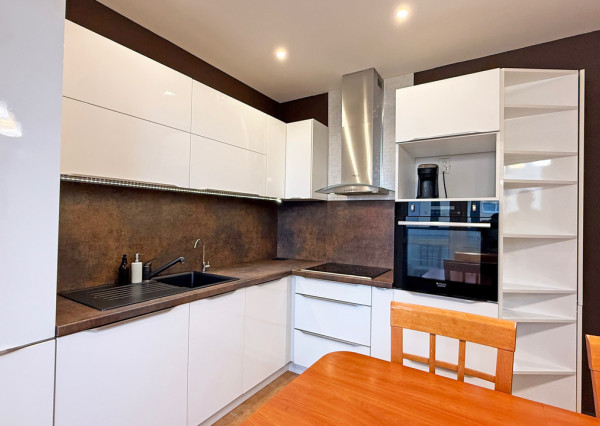 VEĽMI PEKNÝ, KVALITNE ZREKONŠTRUOVANÝ 4-IZBOVÝ BYT V PETRŽALKE VO VÝBORNEJ LOKALITE PLNEJ ZELENE