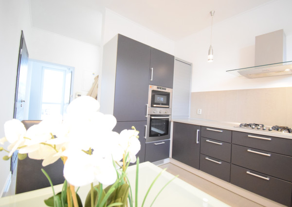 BYT V UZAVRETOM AREÁLI S KRÁSNOU VEĽKOU TERASOU A PARKOVACÍM MIESTOM (151,38m2)