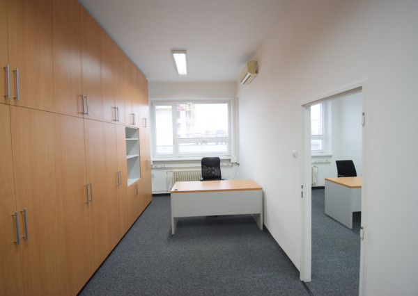 PRENÁJOM POSLEDNÝCH DVOCH ZARIADENÝCH KANCELÁRIÍ S PARKOVACÍMI MIESTAMI - FREKVENTOVANÁ IVANSKÁ CESTA