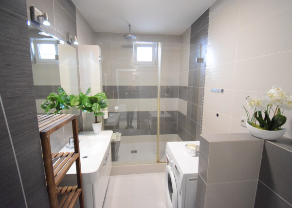 2 IZBOVÝ BYT V UZAVRETOM AREÁLI S KRÁSNOU VEĽKOU TERASOU A PARKOVACÍM MIESTOM (151,38m2)