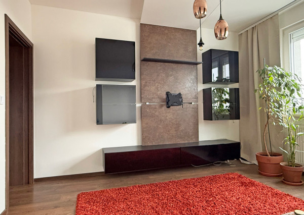 VEĽMI PEKNÝ, KVALITNE ZREKONŠTRUOVANÝ 4-IZBOVÝ BYT V PETRŽALKE VO VÝBORNEJ LOKALITE PLNEJ ZELENE