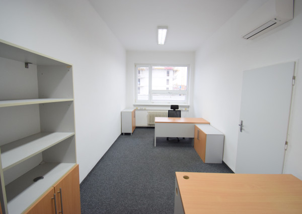 PRENÁJOM POSLEDNÝCH DVOCH ZARIADENÝCH KANCELÁRIÍ S PARKOVACÍMI MIESTAMI - FREKVENTOVANÁ IVANSKÁ CESTA