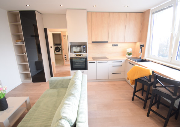 PRENÁJOM SLNEČNÉHO, KOMPLETNE ZREKONŠTRUOVANÉHO 2 IZBOVÉHO BYTU NA STREČIANSKEJ ULICI S PIVNIČNOU KOBKOU