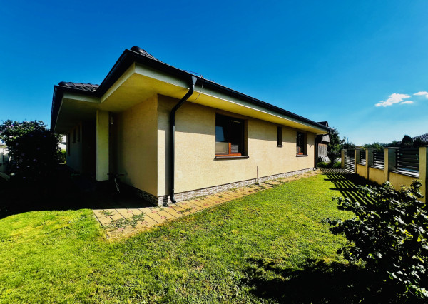 PRIESTRANNÝ 4-IZBOVÝ BUNGALOV (188M2) S GARÁŽOU A S PEKNÝM POZEMKOM (550M2) LEN 4KM OD SENCA - HRUBÝ ŚÚR