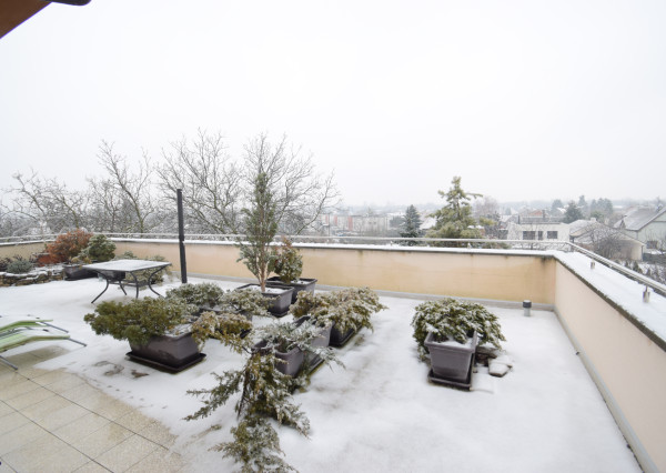 2 IZBOVÝ BYT V UZAVRETOM AREÁLI S KRÁSNOU VEĽKOU TERASOU A PARKOVACÍM MIESTOM (151,38m2)