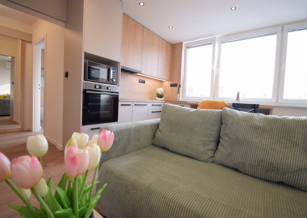 PRENÁJOM SLNEČNÉHO, KOMPLETNE ZREKONŠTRUOVANÉHO 2 IZBOVÉHO BYTU NA STREČIANSKEJ ULICI S PIVNIČNOU KOBKOU