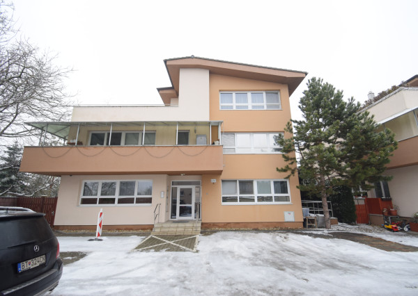 BYT V UZAVRETOM AREÁLI S KRÁSNOU VEĽKOU TERASOU A PARKOVACÍM MIESTOM (151,38m2)