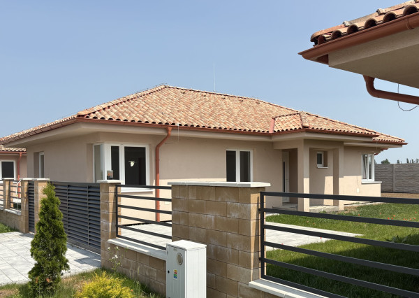 ZNÍŽENÁ CENA - KVALITNÁ NOVOSTAVBA V ŠTANDARDE- SAMOSTATNE STOJACE RODINNÉ DOMY (140M2) S VEĽKÝMI POZEMKAMI