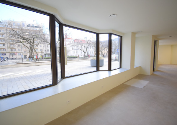 PRÉMIOVÉ OBCHODNÉ PRIESTORY S VÝKLADMI NA FREKVENTOVANEJ ULICI V CENTRE - KRÍŽNA UL.