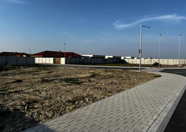 ROŽNÝ VOĽNÝ STAVEBNÝ POZEMOK (612M2),  SKVELÁ POLOHA -  MOST PRI BRATISLAVE