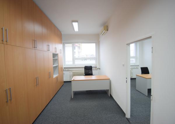 PRENÁJOM POSLEDNÝCH DVOCH ZARIADENÝCH KANCELÁRIÍ S PARKOVACÍMI MIESTAMI - FREKVENTOVANÁ IVANSKÁ CESTA