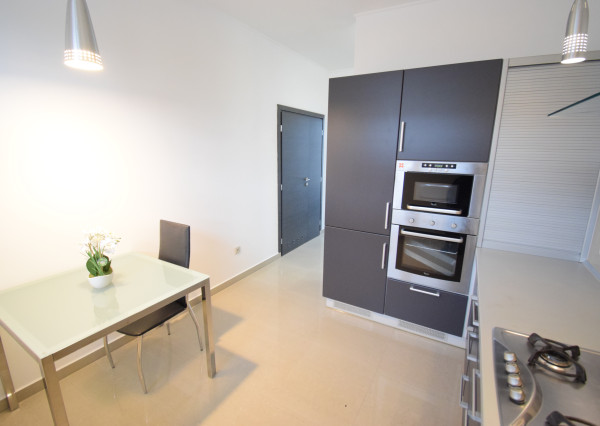 2 IZBOVÝ BYT V UZAVRETOM AREÁLI S KRÁSNOU VEĽKOU TERASOU A PARKOVACÍM MIESTOM (151,38m2)