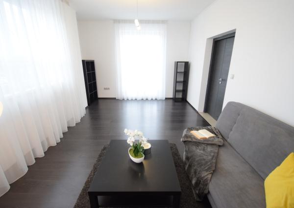 2 IZBOVÝ BYT V UZAVRETOM AREÁLI S KRÁSNOU VEĽKOU TERASOU A PARKOVACÍM MIESTOM (151,38m2)