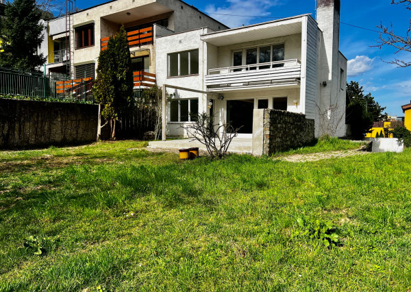 DVOJPODLAŽNÁ VILA (279M2) S PEKNÝM ROVINATÝM POZEMKOM(592M2) A NÁDHERNÝM VÝHĽADOM  - 6 PARKOVACÍCH MIEST