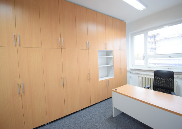 PRENÁJOM POSLEDNÝCH ZARIADENÝCH KANCELÁRIÍ S PARKOVACÍMI MIESTAMI - FREKVENTOVANÁ IVANSKÁ CESTA