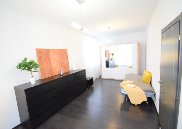 BYT V UZAVRETOM AREÁLI S KRÁSNOU VEĽKOU TERASOU A PARKOVACÍM MIESTOM (151,38m2)