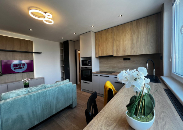 PRENÁJOM SLNEČNÉHO, KOMPLETNE ZREKONŠTRUOVANÉHO 2 IZBOVÉHO BYTU NA STREČIANSKEJ ULICI S PIVNIČNOU KOBKOU