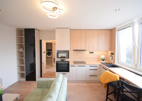 PRENÁJOM SLNEČNÉHO, KOMPLETNE ZREKONŠTRUOVANÉHO 2 IZBOVÉHO BYTU NA STREČIANSKEJ ULICI S PIVNIČNOU KOBKOU