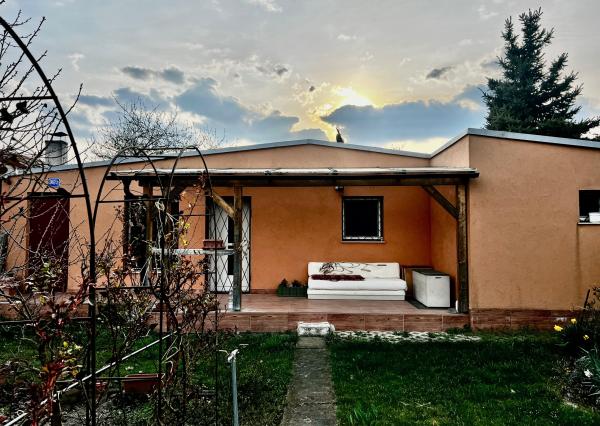 CELOROČNE OBÝVATEĽNÝ 2- IZBOVÝ DOMČEK SO SÚPISNÝM ČÍSLOM, S TERASOU, PARKOVACÍMI MIESTAMI A KRÁSNOU ZÁHRADOU