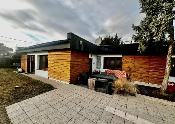 RODINNÝ DOM (107M2) V POKOJNEJ LOKALITE S PEKNÝM ROŽNÝM POZEMKOM (538M2) - MOST PRI BRATISLAVE