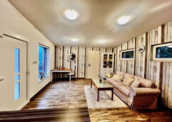 2- IZBOVÝ DOMČEK V CENE BYTU - SO SÚPISNÝM ČÍSLOM, S TERASOU, PARKOVACÍMI MIESTAMI A KRÁSNOU ZÁHRADOU