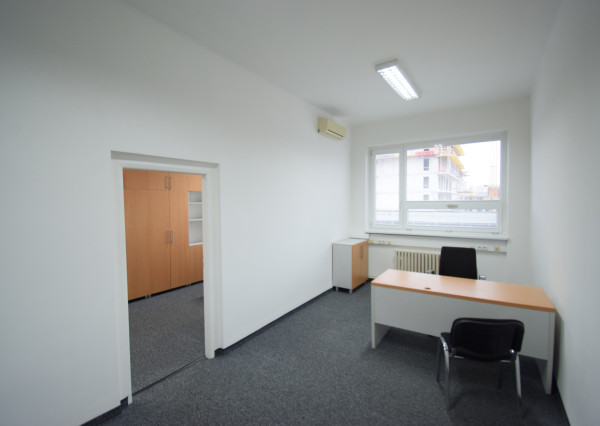 PRENÁJOM POSLEDNÝCH ZARIADENÝCH KANCELÁRIÍ S PARKOVACÍMI MIESTAMI - FREKVENTOVANÁ IVANSKÁ CESTA