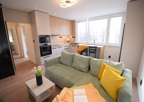 PRENÁJOM PEKNÉHO,SLNEČNÉHO, KOMPLETNE ZREKONŠTRUOVANÉHO 2 IZBOVÉHO BYTU NA STREČIANSKEJ ULICI S PIVNIČNOU KOBKOU