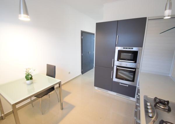 BYT V UZAVRETOM AREÁLI S KRÁSNOU VEĽKOU TERASOU A PARKOVACÍM MIESTOM (151,38m2)