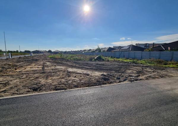 ROŽNÝ VOĽNÝ STAVEBNÝ POZEMOK (612M2),  SKVELÁ POLOHA -  MOST PRI BRATISLAVE