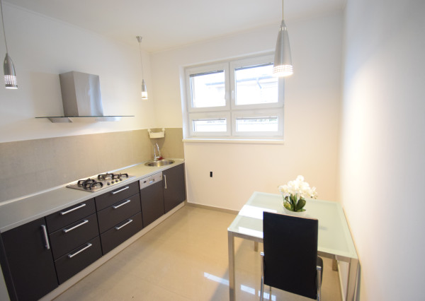 BYT V UZAVRETOM AREÁLI S KRÁSNOU VEĽKOU TERASOU A PARKOVACÍM MIESTOM (151,38m2)