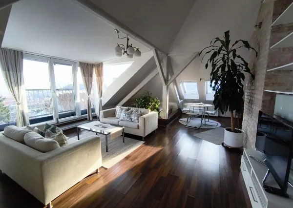 PALISÁDY - NADŠTANDARDNÝ STAROMESTSKÝ PODKROVNÝ BYT V DIPLOMATICKEJ ŠTVRTI POD HRADOM (85M2) - ZÁHRADA, GARÁŽ V CENE