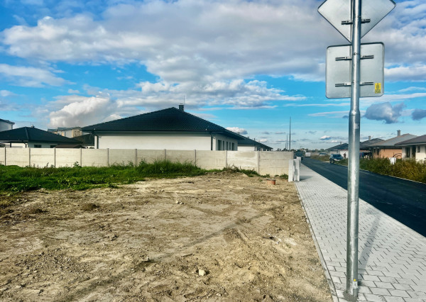 ROŽNÝ STAVEBNÝ POZEMOK (605M2)SO SIEŤAMI V NOVEJ LOKALITE RODINNÝCH DOMOV - MOST PRI BRATISLAVE