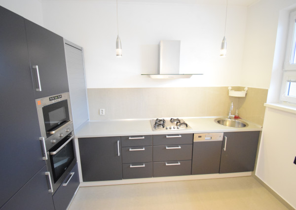 BYT V UZAVRETOM AREÁLI S KRÁSNOU VEĽKOU TERASOU A PARKOVACÍM MIESTOM (151,38m2)