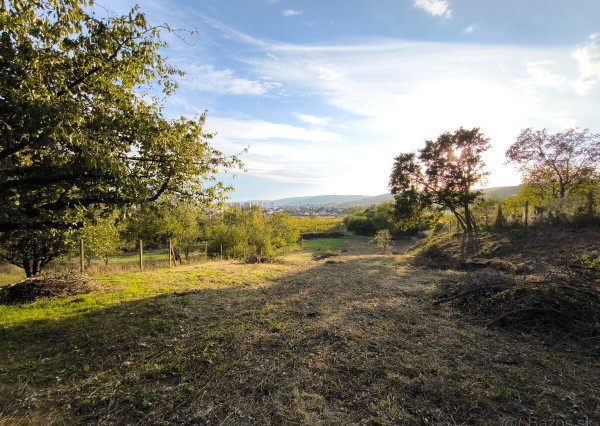ZNÍŽENÁ CENA - STAVEBNÝ POZEMOK - RAČA (MOŽNOSŤ ROZDELENIA NA TRI ČASTI)