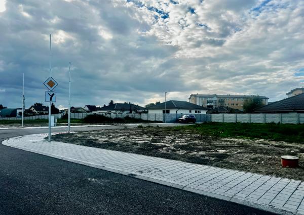 ROŽNÝ STAVEBNÝ POZEMOK (605M2)SO SIEŤAMI V NOVEJ LOKALITE RODINNÝCH DOMOV - MOST PRI BRATISLAVE