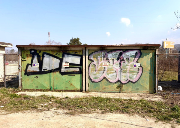 DVE SAMOSTATNÉ GARÁŽE PLUS POZEMOK DÚBRAVKA ULICA NA VRÁTKACH - 449M2